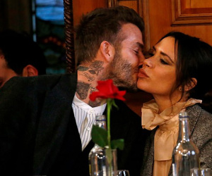Vợ chồng David Beckham khóa môi ngọt ngào như chưa từng có những tin đồn thất thiệt về hôn nhân