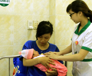 Bà bầu nhập viện với thai nhi lọt nửa người ra ngoài