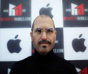 Cửa hàng điện thoại chi trăm triệu mang tượng Steve Jobs về VN
