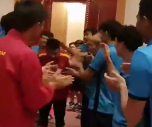 ĐT Việt Nam chia tay Đinh Thanh Bình bằng màn 'đánh hội đồng' cực lầy lội