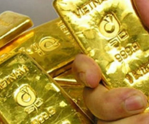 Giá vàng hôm nay 8/1: USD tụt giảm, vàng tìm đỉnh mới