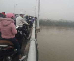 Hải Dương: Nam thanh niên đi trên cầu Hàn bất ngờ để lại xe máy rồi nhảy xuống sông tự tử