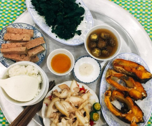 Một tay ôm con, một tay làm bữa, mẹ trẻ nhận được vô số lời khen của cư dân mạng với mâm cơm ngon lành