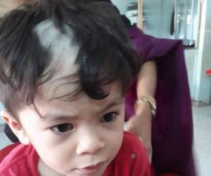Nghịch ngợm trộm tông đơ của ông ngoại rồi tự tay 'xuống tóc' mình, soái ca nhí bị mẹ ruột 'dìm hàng' không thương tiếc