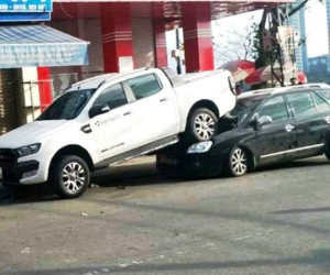 Ô tô bán tải lùi tông liên hoàn, 'cưỡi' lên đầu xe 7 chỗ