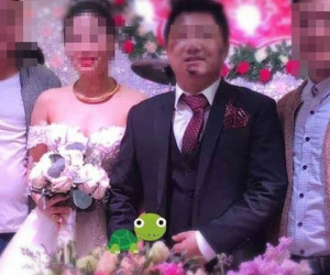 Thần thái ngời ngời đứng bên cô dâu trong ngày cưới, chú rể lại khiến quan khách phải thắc mắc vì lí do này...