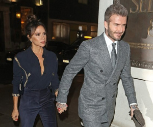 Vợ chồng Beckham nắm chặt tay để chứng minh vẫn hạnh phúc, nhưng biểu cảm của Vic lại gây phản tác dụng