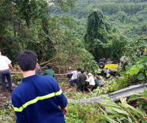Xe chở sinh viên lật xuống vực đèo Hải Vân, 1 người tử vong