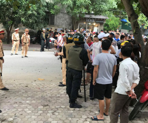 Bắt giam người đàn ông vác dao dài hơn 1m vào trụ sở gào thét tìm Chủ tịch phường