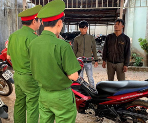 Cặp bạn tù rủ nhau đi cướp giật