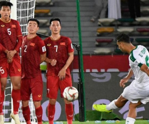 Chứng kiến 5 siêu phẩm đá phạt này của Ali Adnan, còn ai dám trách Đặng Văn Lâm?