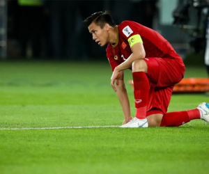Quế Ngọc Hải gục xuống sau thất bại phút 90 ở Asian Cup