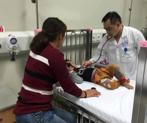 Tưởng thuốc tâm thần là kẹo, 3 trẻ nhỏ phải đi cấp cứu vì ngộ độc