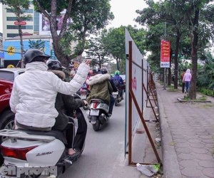 Vì sao Hà Nội xén vỉa hè, dải phân cách sát Tết?