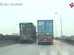 Video: Xe container đua nhau lấn đường, vượt ẩu kinh hoàng trên Quốc lộ 5