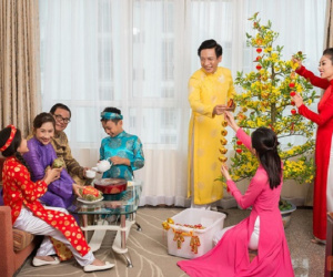 Câu hỏi gây tranh cãi nhất trong dịp cuối năm: Tết biếu bố mẹ chồng bao nhiêu mới đủ?