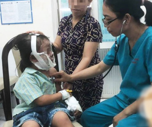 Lấy chai keo tạo kiểu tóc xịt vào bếp than, bé gái 6 tuổi bị lửa táp biến dạng mặt thương tâm
