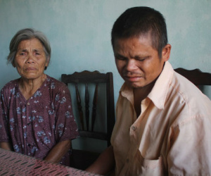 Người đàn ông mù đi ăn xin nuôi mẹ già bị ung thư