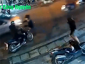 Video: Chuẩn bị dắt chiếc xe vừa trộm được để tẩu thoát, tên cướp gặp ngày bà chị cao tay quyết liệt truy bắt