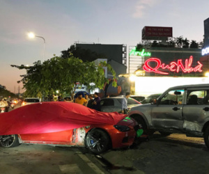 Xe BMW tông 3 ôtô ở Sài Gòn