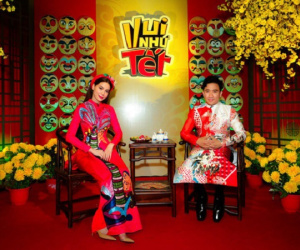 Bộ đôi Hồ Ngọc Hà - Trấn Thành trở lại, mặc áo dài rực rỡ dẫn chương trình Tết
