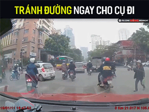 Clip: Cụ già băng phăng phăng qua đường, vừa đi vừa quơ gậy rồi đập thẳng vào kính chắn gió ô tô