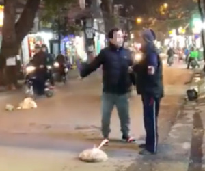 Hà Nội: Bị nhắc nhở vì vứt rác bừa bãi, người đàn ông to tiếng 'tao ném ra giữa đường chứ ném vào nhà mày à?'
