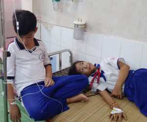 Hàng chục học sinh tiểu học bị ngộ độc nghi do nước súc miệng Fluor