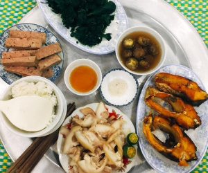 Hí hửng khoe mâm cơm nhà chỉ có 45k mà toàn món ngon, mẹ trẻ 'mất mặt' trong 1 nốt nhạc vì bị người quen bóc phốt