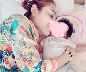 Lâm Khánh Chi khoe ảnh bế con trai đầu lòng bằng phương pháp mang thai hộ