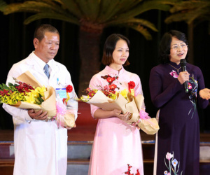 Nghe chuyện rơi nước mắt, Phó Chủ tịch nước tặng ngay 50 triệu đồng