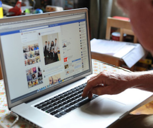 Người cao tuổi dễ mắc bẫy chia sẻ tin giả trên Facebook