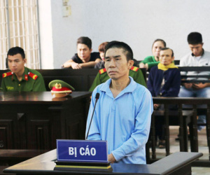 Níu kéo không thành, trút 'mưa dao' lên người vợ