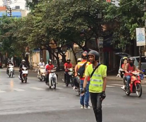 Triệu tập nhóm phượt thủ ngang nhiên chặn ngã tư cho cả trăm xe máy băng qua