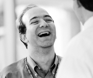 Tuổi thơ dữ dội của Jeff Bezos: Họ Bezos là của cha dượng, cha đẻ biệt tích mấy chục năm mới gặp lại