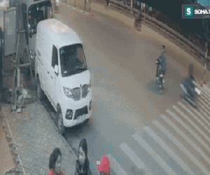 Video: Cú đâm rụng bánh đầy quyết đoán và pha đeo bám của 'hậu vệ' xe máy