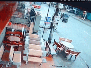 Video: Pha đánh lái tránh công nông khiến hành khách trên xe 45 chỗ hoảng sợ, la hét