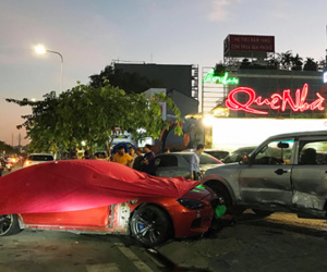 Video: Xe BMW mất lái lao vào nhà hàng, tông 3 ôtô ở Sài Gòn