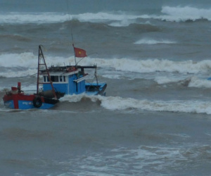 Tàu cá Khánh Hòa chìm, 10 ngư dân mất liên lạc với gia đình