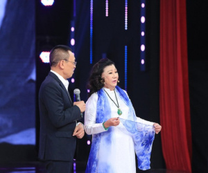 Hoài Linh cúi đầu kính trọng, Lại Văn Sâm rơm rớm nước mắt khi người phụ nữ này xuất hiện