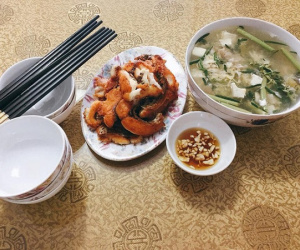Mâm cơm đẹp mắt ngày cuối tuần của mẹ trẻ bị chị em trách móc khi soi tới bộ bát đũa