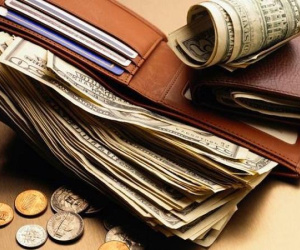 8 cách cất tiền khiến cả nhà nghèo mãi hoàn nghèo, làm bao nhiêu phá bấy nhiêu