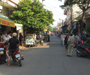 Gọi chồng dậy đi làm, phát hiện cơ thể tím tái dưới nền nhà, vợ la hét cầu cứu