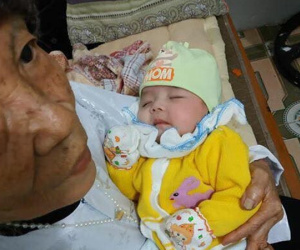 Hà Nam: Bé gái hơn 2 tháng tuổi bị bỏ rơi bên vệ đường lúc chập tối cùng lời nhắn của mẹ