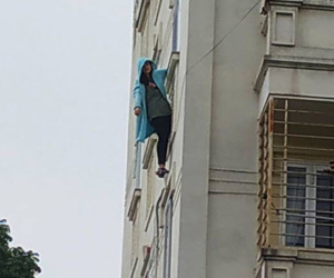 Hà Nội: Cảnh sát giải cứu cô gái đu mình bên cửa sổ tầng 4 chung cư