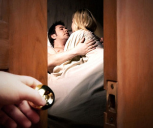 Phát hiện nhân tình của chồng nhờ kiểm tra thùng gạo