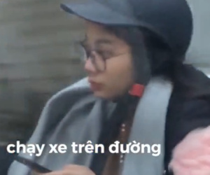 Video: Cô gái vừa bấm điện thoại, vừa gác chân chạy xe trên đường