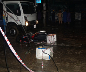 Vụ chồng chết, vợ nhập viện vì vướng dây điện sà xuống đường: Khởi tố 1 công nhân vận hành điện