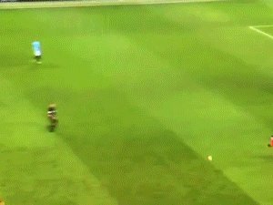 Ederson bỏ khung thành lên đá như tiền vệ, Pep Guardiola 'chết lặng' ngoài đường biên