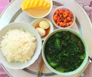 Hí hửng lên khoe mẹ chồng tuyệt vời nhất năm với mâm cơm cữ đầy đủ, nàng dâu bị cư dân mạng vạch trần điểm sai này..